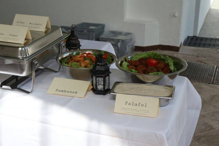 Sambusak und Falafel auf einer Buffettafel