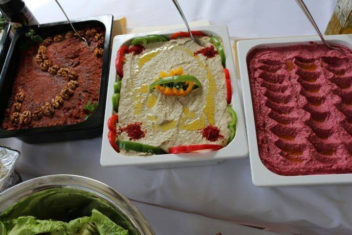 Rote-Bete-Mutabbal und Hommus, angerichtet