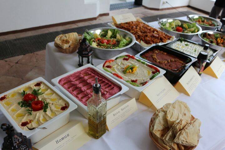 Gedeckte Vorspeisentafel bei einer Sultana-Feier