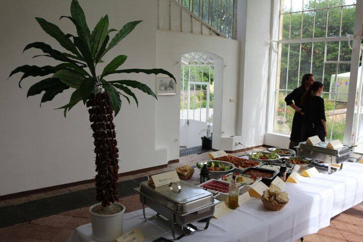 Sultana-Catering-Buffet in einem lichtdurchfluteten Saal